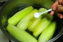 Luộc ngô đừng vội bóc sạch vỏ, thêm 1 thứ ngô ngọt dẻo thơm