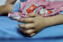 Hà Nội: Bé gái 4 tuổi tử vong sau khi bị cha dượng và mẹ ruột bạo hành trong phòng trọ