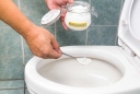 Rắc nắm bột này vào nhà vệ sinh: Khử hết mùi hôi, không cọ cũng sạch