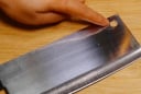 Vì sao có lỗ tròn trên những con dao? Dùng để làm gì?