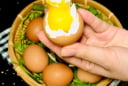 Luộc trứng thêm 1 thìa này vào, lòng đỏ dẻo quánh, róc vỏ