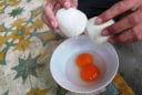 Ăn trứng 2 lòng đỏ có bổ hơn trứng thường không?