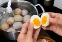Luộc trứng thêm thứ này vỏ tự động bong ra, lòng đỏ dẻo quánh