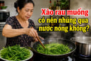 Xào rau muống có nên nhúng qua nước nóng không?