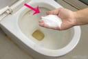 Đổ muối vào bồn cầu có tác dụng gì?
