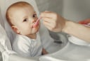 Con qua 2 tuổi, mẹ nên đổi sữa theo tiêu chí nào?