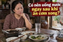Có nên uống nước ngay sau khi ăn cơm xong?