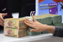 Có 200 triệu nên mua vàng hay gửi tiết kiệm để thu lợi nhuận cao hơn?