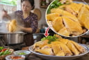 Cách luộc gà không cần nước, da vàng giòn, chín đều từ trong ra ngoài