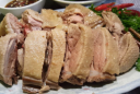 Luộc vịt chỉ dùng nước lạnh và gừng là dại: Thả thêm thứ này thịt hết sạch mùi hôi, đậm vị ăn không ngán