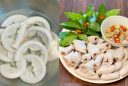 Lòng lợn đừng luộc bằng nước lạnh, dùng thứ này lòng vừa trắng giòn lại không hôi