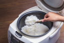 Nấu cơm nhiều năm nhưng nhiều người chưa biết các mẹo này giúp gạo rẻ tiền cũng ngon dẻo bóng mẩy, không sợ béo