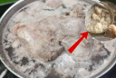 Thịt lợn chần qua nước sôi, tưởng sạch mà ngấm thêm chất độc, mách bạn cách làm sạch dễ hơn nhiều