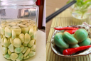 Tỏi ngâm giấm bị xanh có ăn được không?