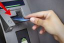 Không còn tiền trong tài khoản, nên 'khóa thẻ ngân hàng' hay giữ lại sẽ an toàn hơn?