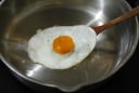 Chiên trứng ốp la nhớ làm thêm một bước, không dùng chảo chống dính trứng vẫn tròn đẹp, không bị nát