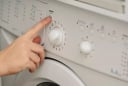 Máy giặt có một nút đặc biệt, ấn vào tiết kiệm một nửa điện nước và thời gian