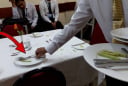 Vì sao nhân viên trong nhà hàng buffet liên tục dọn đĩa ăn dù khách chưa gọi món mới?