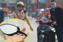 Từ 1/7/2024: Đi xe máy không gương chiếu hậu chẳng bị CSGT xử phạt đúng không?