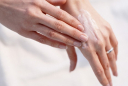 4 mẹo chăm sóc da tay khô ráp, nứt nẻ thường xuyên
