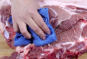 Người bán thịt lợn lấy khăn lau thịt, thực chất để làm gì?