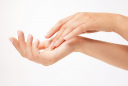 5 thói quen xấu khiến da tay ngày càng khô ráp, lão hóa nhanh