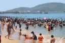 Tại sao Tết Đoan Ngọ người dân vùng biển đổ xô đi tắm biển vào thời điểm chính Ngọ (12 giờ trưa)?