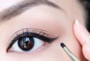 Ghim ngay tuyệt chiêu kẻ eyeliner cho đôi mắt sụp mí thêm to, sắc nét và cuốn hút.