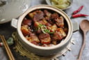 Kho thịt chỉ bỏ nước mắm và dầu ăn thôi chưa đủ: Thả thứ này thịt nhanh nhừ, thịt mềm tan, ăn nhớ mãi