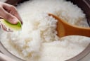Vắt chanh vào nồi cơm: Mẹo hay mang đến lợi ích bắt ngờ, ít người biết