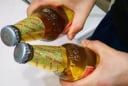 Bí mật nhỏ trong nắp chai bia: Cách mở bia dễ dàng không cần đồ khui, ai cũng làm được
