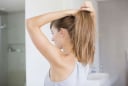 Không ngờ 1 kiểu buộc tóc ai cũng thích lại gây rụng tóc và hàng loạt thói quen xấu hủy hoại da và tóc