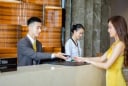 Nhận phòng khách sạn: 3 câu đơn giản giúp bạn nhận ưu đãi bất ngờ từ lễ tân