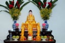 Tại sao nhà giàu thường đặt bình hoa bên trái bàn thờ khi thắp hương? Lý do đằng sau không hề mê tín