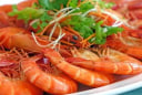 Luộc tôm ngon chuẩn: Thả ngay nắm lá này, tôm đỏ au, ngọt thịt không thể chối từ!