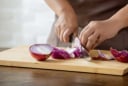 9 mẹo thái hành không cay mắt