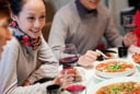 Mời người đi ăn nhớ 4 điều tuyệt đối không nên làm: Dù thân đến mấy cũng dễ mất mặt nếu quên
