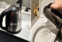 Vì sao khi nhận phòng khách sạn, phải đun sôi ấm nước đổ vào bồn cầu?