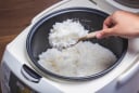 Cho 1 thứ này vào khi nấu cơm sẽ giúp cơm thơm ngon, không lo bị thiu