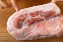 Thịt đông lạnh cứng ngắc? Dùng ngay mẹo này, rã đông nhanh và hết tanh tức thì!