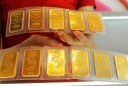 Giá vàng hôm nay 26/5: Ổn định trong nước, thế giới neo cao trên 3.300 USD/ounce
