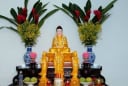 Tại sao nhà giàu đặt bình hoa bên trái bàn thờ khi thắp hương? Bí quyết phong thủy không phải mê tín!