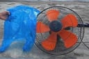 Mẹo vệ sinh quạt không cần tháo lồng, chỉ với túi nilon – Phụ nữ cũng làm gọn trong 5 phút