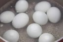 Luộc trứng vịt lộn cho thêm thứ nước này vào trứng sẽ không còn tanh và ngon hơn hẳn