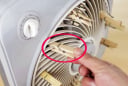 Đặt một chiếc kẹp gỗ lên quạt điện: Công dụng tuyệt vời giúp nhà mát lạnh lại đuổi muỗi hiệu quả