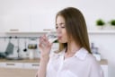 5 sai lầm khi uống nước buổi sáng gây hại gan thận của bạn