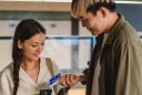 Sau khi kết hôn, có nên đưa lương cho vợ? 3 người đàn ông chia sẻ câu trả lời thực tế đến bất ngờ