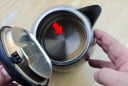 Ấm siêu tốc đóng từng tảng cặn, rửa mãi không sạch: Cho thứ này vào là hết ngay