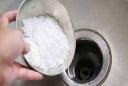 Đổ muối vào ống thoát nước: Mẹo đơn giản mang lại hiệu quả bất ngờ, ai cũng nên biết