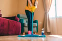 Mẹo lau nhà hết sạch mùi tanh, sạch bóng chỉ trong 5 phút